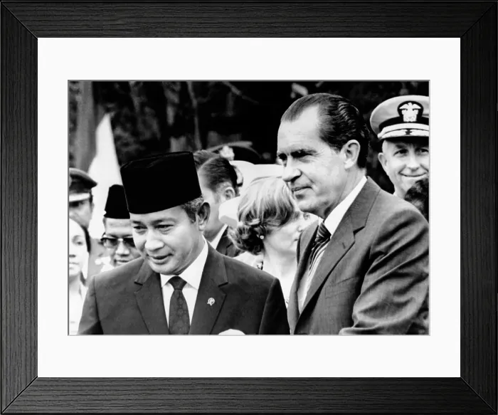 Framed Print : President Richard Nixon welcomes President Suharto of Indonesia to the White House Framed Print : President Richard Nixon welcomes President Suharto of Indonesia to the White House