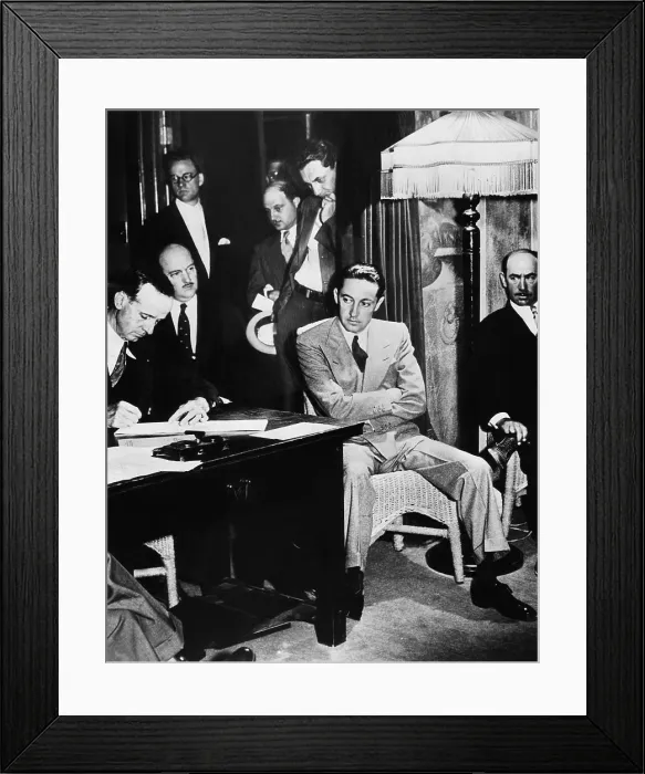 Framed Print : Irving Thalberg testifying at the inquest into the suicide of film producer and director, Paul Bern Framed Print : Irving Thalberg testifying at the inquest into the suicide of film producer and director, Paul Bern