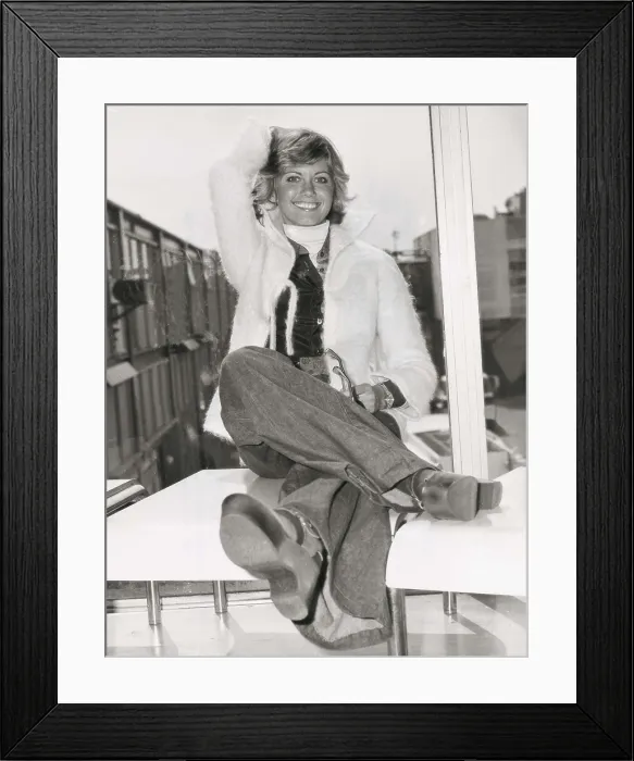 Framed Print : NEWTON-JOHN, Olivia (1949). Portrait in London the 23rd May 1975. UNITED KINGDOM. ENGLAND. GREATER LONDON. London. AISA / Everett Collection**US SALES ONLY**