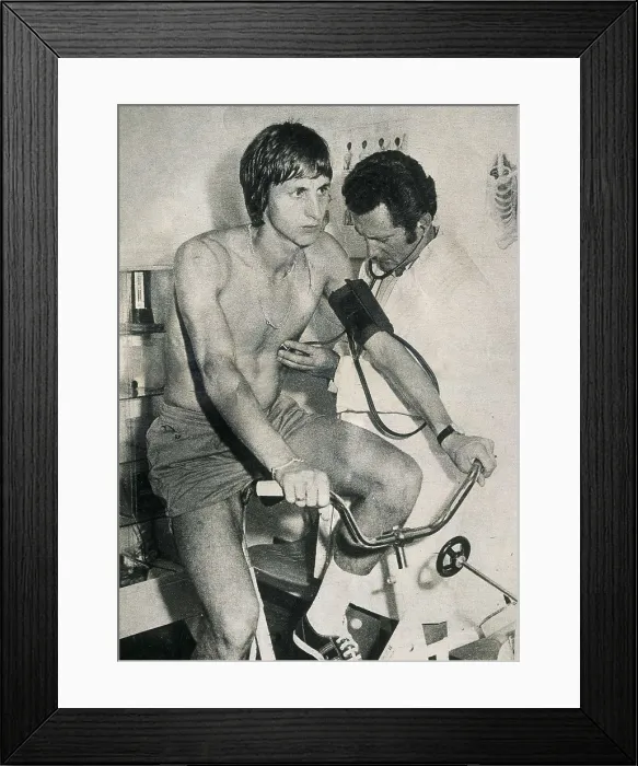 Framed Print : CRUYFF, Johan (1948). Johan Cruyff doing the medical tests to sign up with Barcelona FC (1973). AISA / Everett Collection**US SALES ONLY** Framed Print : CRUYFF, Johan (1948). Johan Cruyff doing the medical tests to sign up with Barcelona FC (1973). AISA / Everett Collection**US SALES ONLY**