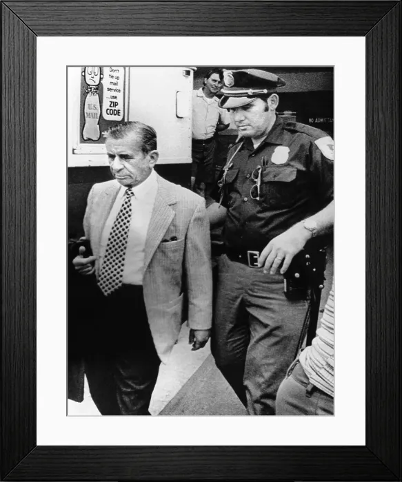 Framed Print : Meyer Lansky leaves the rear of the federal courthouse in Miami escorted by Government security guards