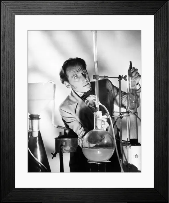 Framed Print : THE CURSE OF FRANKENSTEIN, Peter Cushing, 1957 Framed Print : THE CURSE OF FRANKENSTEIN, Peter Cushing, 1957
