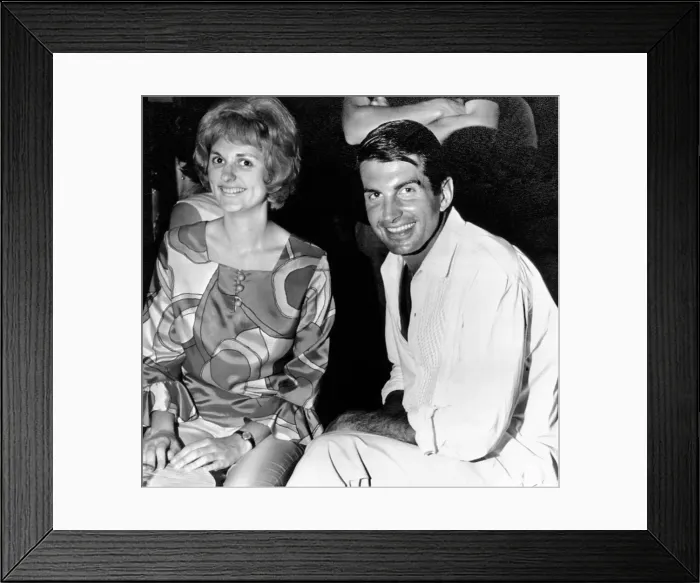 Framed Print : Lynda Bird Johnson vacationing in Acapulco with Actor George Hamilton. The President's duaghter's blond wig was an unsuccessful disguise against the paparazzi. Nov