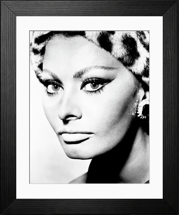 Framed Print : ARABESQUE, Sophia Loren, 1966 Framed Print : ARABESQUE, Sophia Loren, 1966