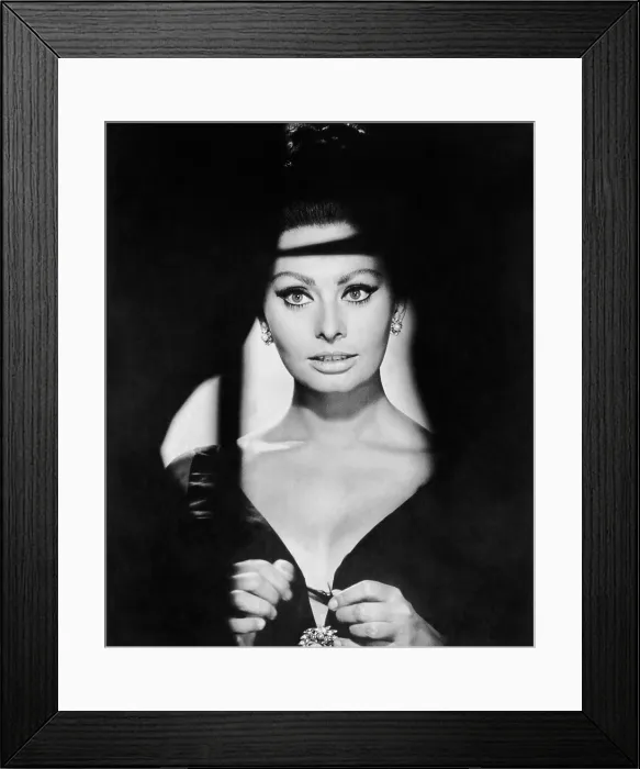 Framed Print : ARABESQUE, Sophia Loren, 1966 Framed Print : ARABESQUE, Sophia Loren, 1966