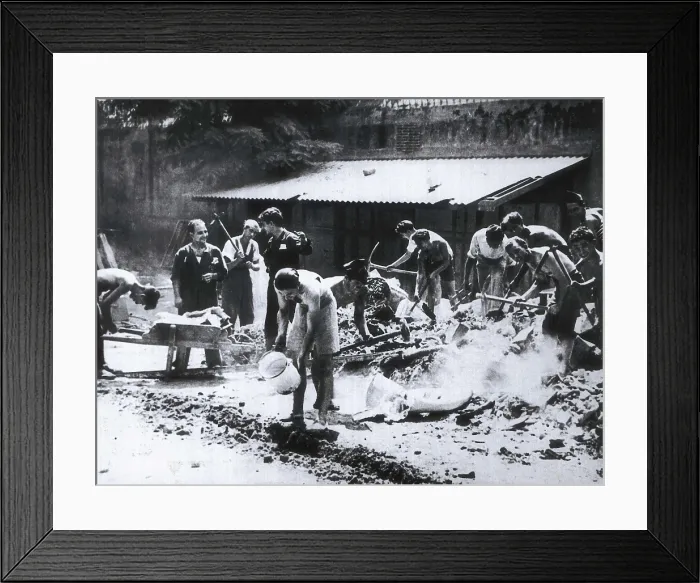 Framed Print : SPAIN. Madrid. Spanish Civil War (1936-1939). Madrid. Preparing the defence of the Ciudad Universitaria (University City). AISA / Everett Collection**US SALES ONLY** Framed Print : SPAIN. Madrid. Spanish Civil War (1936-1939). Madrid. Preparing the defence of the Ciudad Universitaria (University City). AISA / Everett Collection**US SALES ONLY**