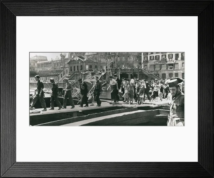 Framed Print : Spain. Civil War. Bilbao (1937). Return of the population after the conquest of the city by nationaiist forces. Image published in 'L'Illustration' n Framed Print : Spain. Civil War. Bilbao (1937). Return of the population after the conquest of the city by nationaiist forces. Image published in 'L'Illustration' n