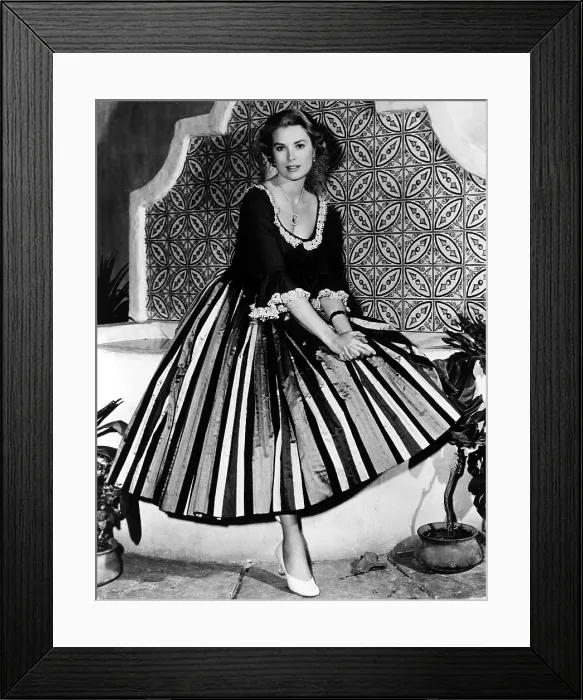 Framed Print : GREEN FIRE, Grace Kelly, 1954 Framed Print : GREEN FIRE, Grace Kelly, 1954