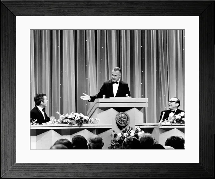 Framed Print : Vice President Spiro Agnew at The Friars Club roast of Jack Benny. L-R: Roastmaster Johnny Carson, Agnew, Jack Benny. Jan. 21, 1970