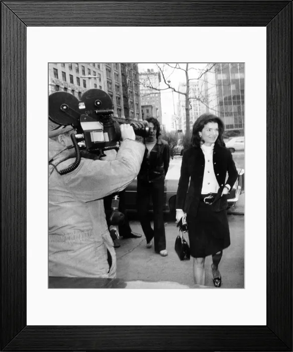 Framed Print : Jacqueline Kennedy Onassis arrives at New York's Federal Court Framed Print : Jacqueline Kennedy Onassis arrives at New York's Federal Court