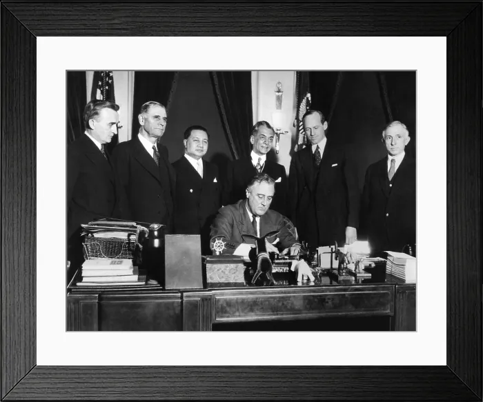 Framed Print : President Franklin Roosevelt signs bill for Philippine Independence