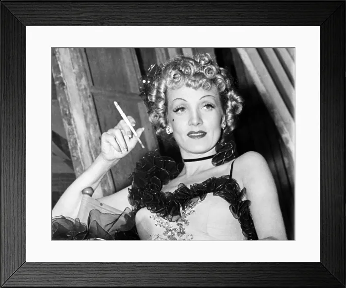 Framed Print : DESTRY RIDES AGAIN, Marlene Dietrich, on-set, 1939