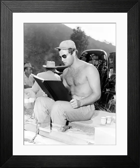 Framed Print : JULIUS CAESAR, Marlon Brando reading on set, 1953 Framed Print : JULIUS CAESAR, Marlon Brando reading on set, 1953