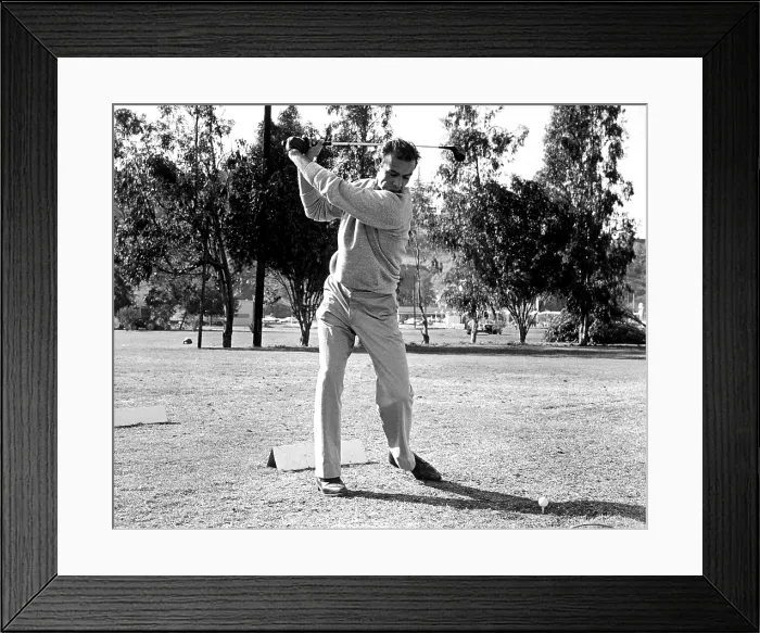 Framed Print : MARNIE, Sean Connery, on set, 1964 Framed Print : MARNIE, Sean Connery, on set, 1964