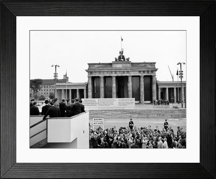 Framed Print : President John Kennedy visits the Berlin Wall Framed Print : President John Kennedy visits the Berlin Wall