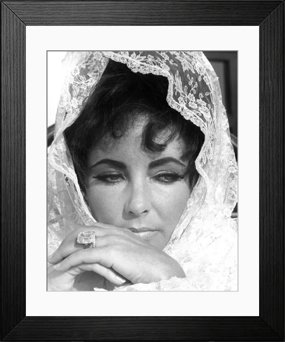 Framed Print : BOOM!, Elizabeth Taylor (wearing the 33.19-carat diamond ring given to her by Richard Burton), 1968