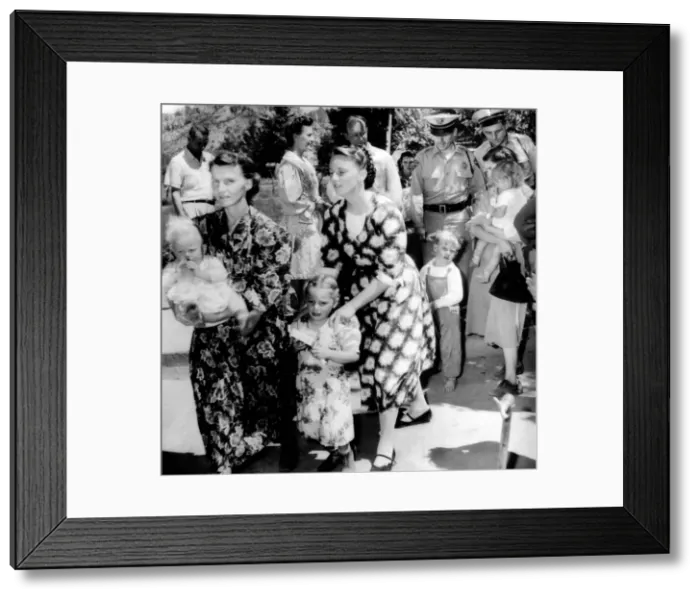 Framed Print : Women members of fundamentalist Mormons of the United Effort, under arrest for practicing polygamy, or plural marriage