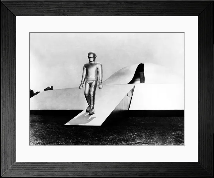 Framed Print : THE DAY THE EARTH STOOD STILL, 1951, TM and Copyright 20th Century-Fox Film Corp. All Rights Reserved. / Courtesy Everett Collection Framed Print : THE DAY THE EARTH STOOD STILL, 1951, TM and Copyright 20th Century-Fox Film Corp. All Rights Reserved. / Courtesy Everett Collection