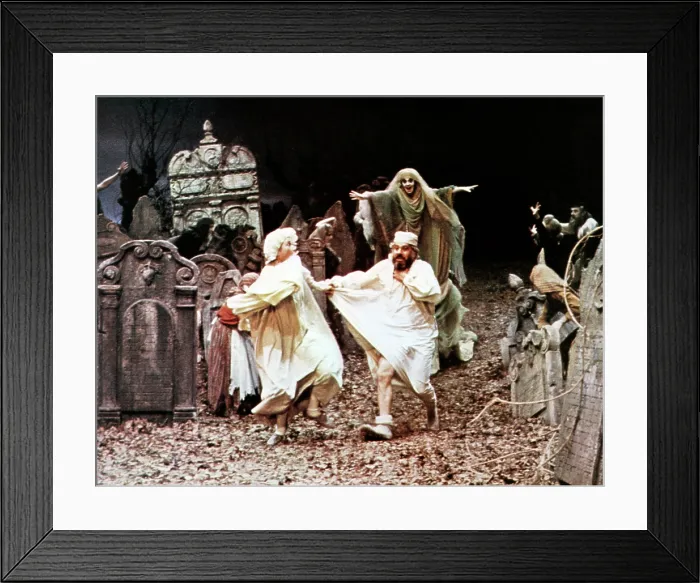 Framed Print : FIDDLER ON THE ROOF, from left: Norma Crane, Topol, Ruth Madoc (back), 1971