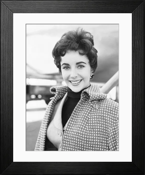 Framed Print : Elizabeth Taylor, at London Airport en route to Rome, November 4, 1953 Framed Print : Elizabeth Taylor, at London Airport en route to Rome, November 4, 1953