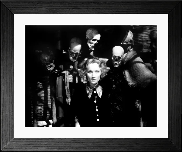 Framed Print : SHANGHAI EXPRESS, Marlene Dietrich, 1932 Framed Print : SHANGHAI EXPRESS, Marlene Dietrich, 1932