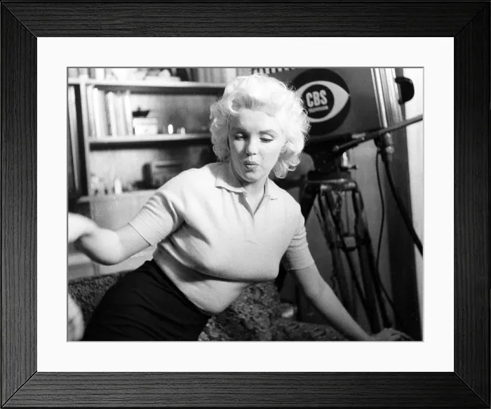 Framed Print : Marilyn Monroe, on set, 1955 Framed Print : Marilyn Monroe, on set, 1955