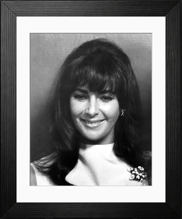Framed Print : Elizabeth Taylor, arriving to begin filming WHO'S AFRAID OF VIRGINIA WOOLF?, July 1965