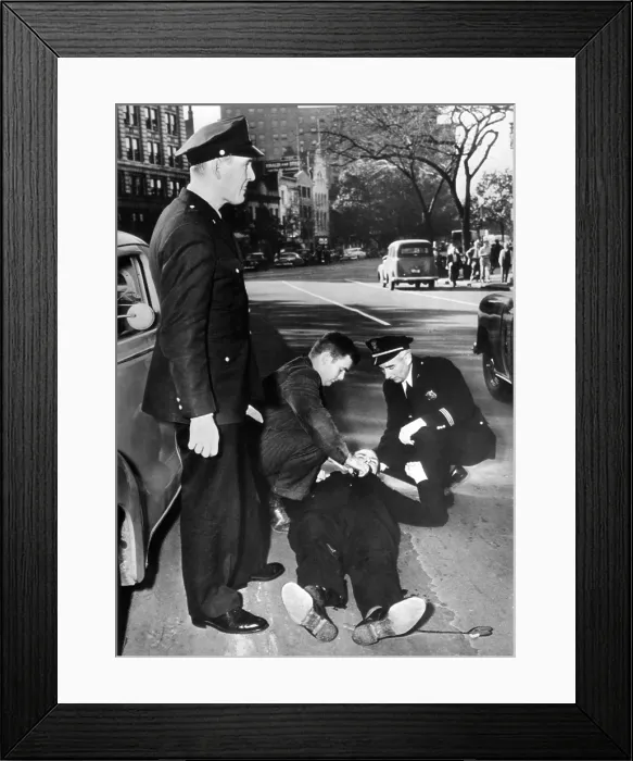 Framed Print : Donald Birdzell, White House guard, was shot in both knees by Puerto Rican nationalist assassins, Oscar Collazo and Girsel Torresola. Nov. 1, 1950