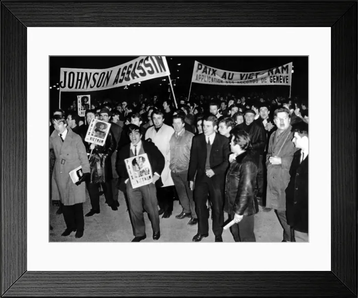 Framed Print : Anti-Vietnam war demonstrations in Paris. Leftist demonstrators mass in Place de la Concorde near US Embassy