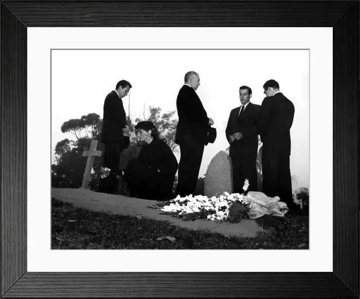 Framed Print : DEATH OF A SALESMAN, Cameron Mitchell, Mildred Dunnock, Howard Smith, Kevin McCarthy, Don Keefer, 1951
