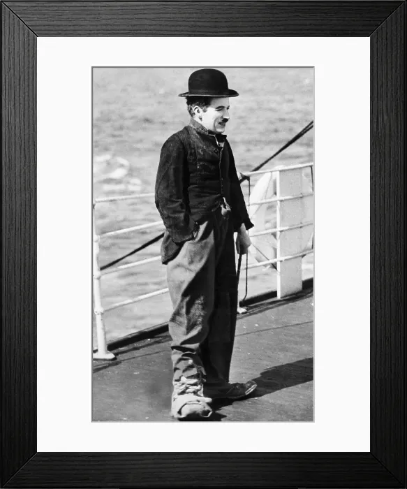 Framed Print : THE GOLD RUSH, Charlie Chaplin, 1925 Framed Print : THE GOLD RUSH, Charlie Chaplin, 1925
