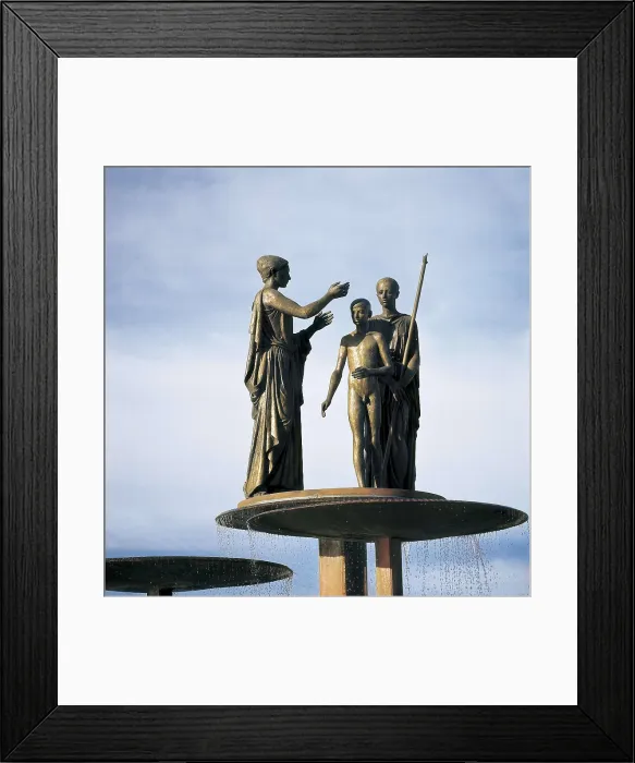 Framed Print : REBULL, Joan (1899-1981). Allegory to the myth of Triptolemus. 1968. SPAIN. Reus. Joan Rebull Square. Detail. Sculpture on bronze Framed Print : REBULL, Joan (1899-1981). Allegory to the myth of Triptolemus. 1968. SPAIN. Reus. Joan Rebull Square. Detail. Sculpture on bronze