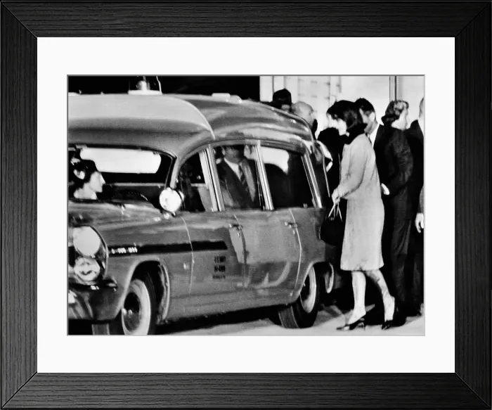 Framed Print : President John Kennedy's body arrives in Washington Framed Print : President John Kennedy's body arrives in Washington