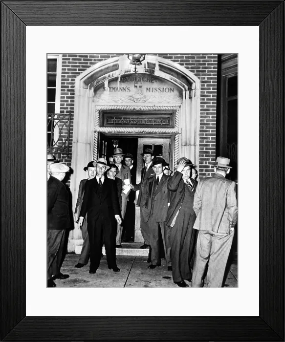 Framed Print : German aliens leaving the Deutsche Seaman Mission on Hudson Street for Ellis island in the custody of U.S. Immigration Service agents