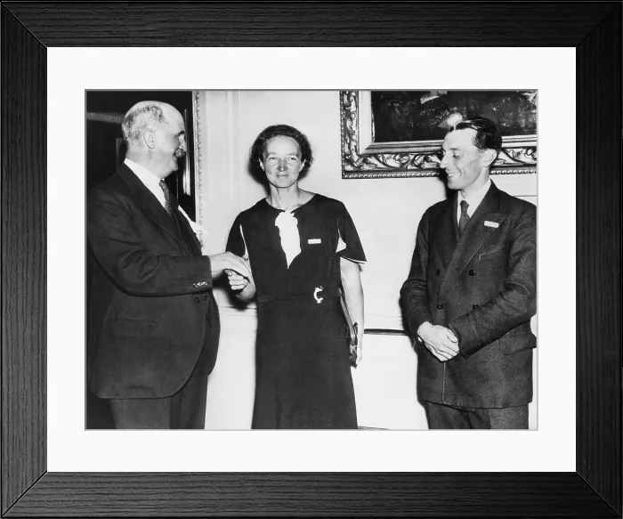 Framed Print : Irene Joliot-Curie with Sir William Brace, head of the Royal Institution, and Frederic Joliot. Oct. 10, 1934. Mme