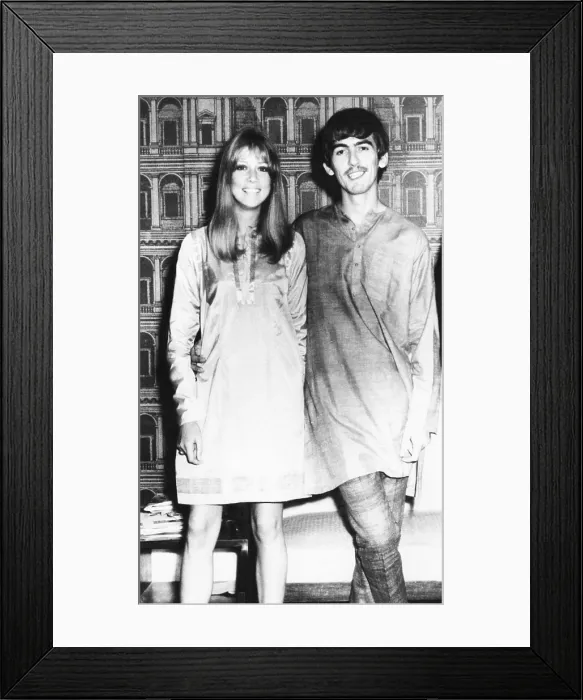 Framed Print : George Harrison and wife Pattie wearing traditional Indian outfits in Mumbai (Bombay), India. Sept 29, 1966
