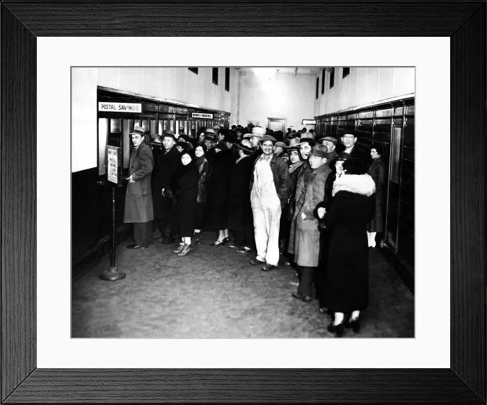 Framed Print : Detroit businessmen seeking cash to carry on business at the Post Office during the bank holiday Framed Print : Detroit businessmen seeking cash to carry on business at the Post Office during the bank holiday