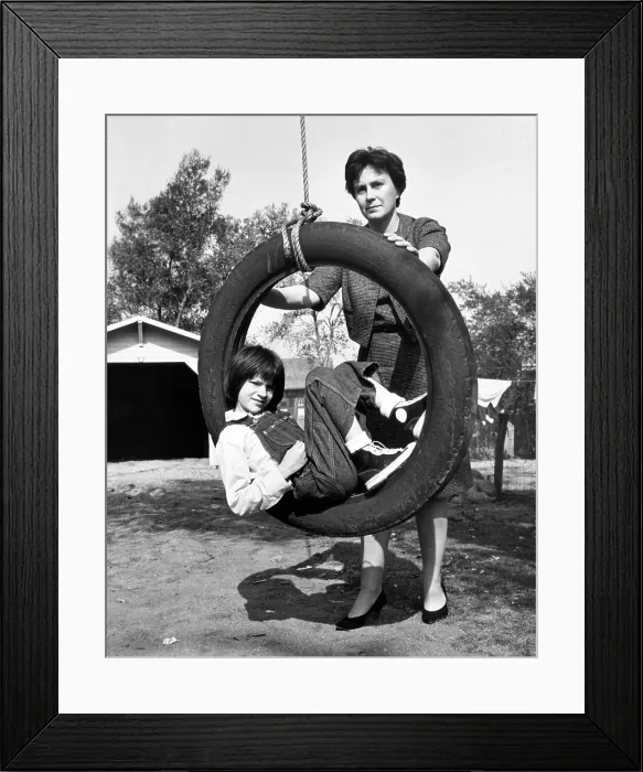 Framed Print : TO KILL A MOCKINGBIRD, Mary Badham and Pulitzer Prize-winning author, Harper Lee, on the set of the film, 1962