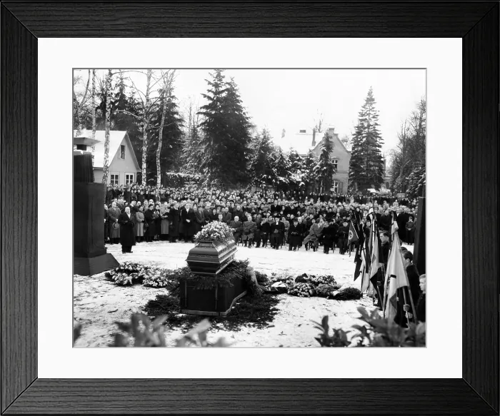 Framed Print : Funeral service for 16 year old Joachim Wozniak in West Berlin