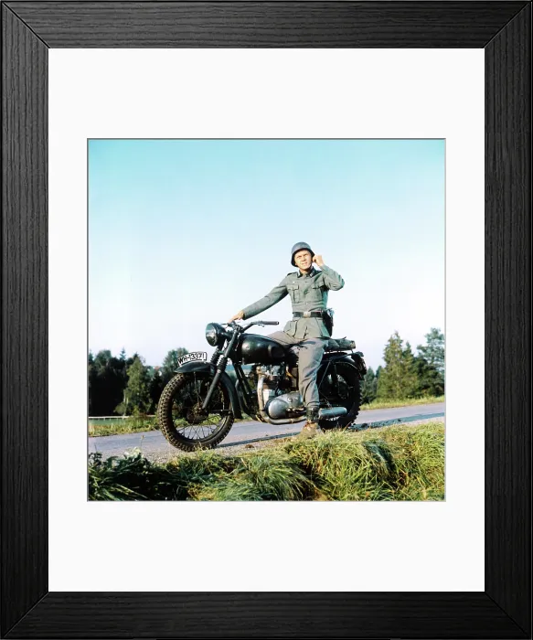 Framed Print : THE GREAT ESCAPE, Steve McQueen, 1963 Framed Print : THE GREAT ESCAPE, Steve McQueen, 1963