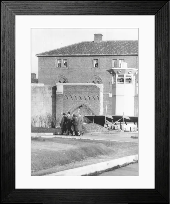 Framed Print : Alger Hiss escorted from federal prison by his attorney, wife, son and brother. Nov. 27, 1954
