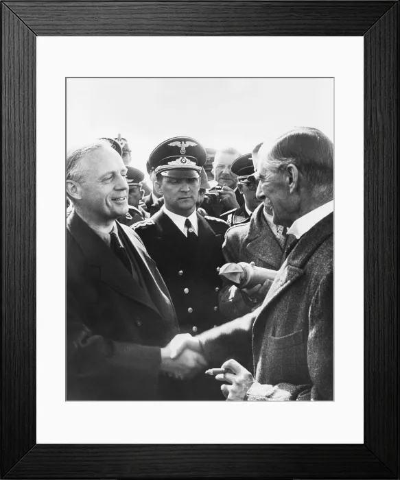 Framed Print : German Foreign Minister Von Rippentrop (left) shakes hands with Neville Chamberlain Framed Print : German Foreign Minister Von Rippentrop (left) shakes hands with Neville Chamberlain