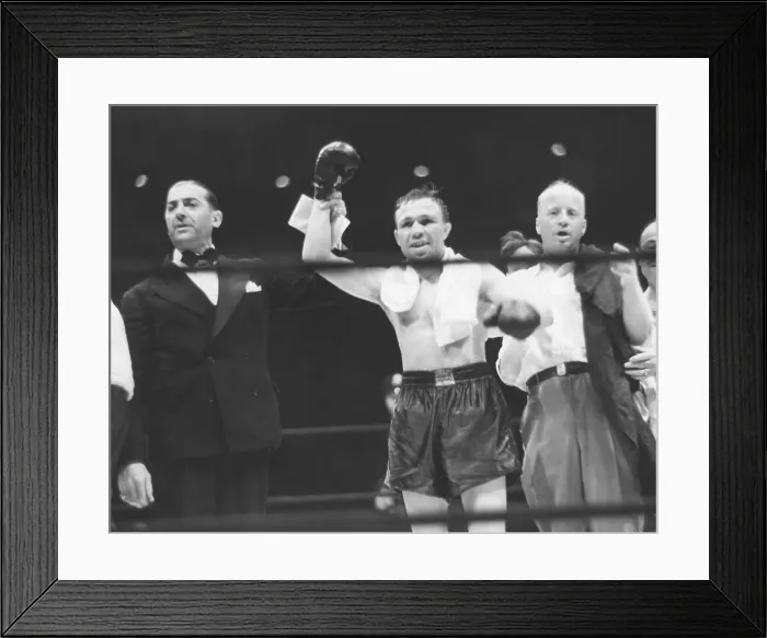 Framed Print : Lou Ambers, World Lightweight Champion, in triumph with Announcer Harry Balough, Aug. 22, 1939