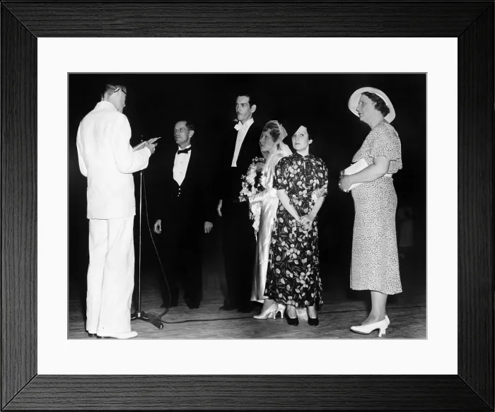 Framed Print : Violet Hilton one of famous Siamese twins, was married to James Moore, July 18, 1936