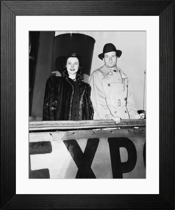 Framed Print : Laurence Olivier and his wife, Vivien Leigh, go back to wartime Britain and blackouts