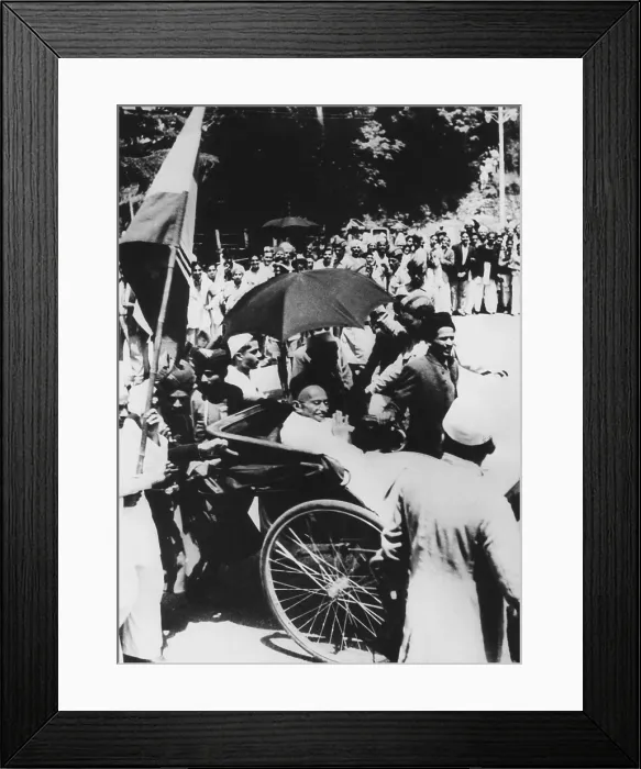 Framed Print : Mahatma Gandhi seated in a carriage to call on Viceroy Lord Wavell prior to the Simla Conference. July 1945 Framed Print : Mahatma Gandhi seated in a carriage to call on Viceroy Lord Wavell prior to the Simla Conference. July 1945
