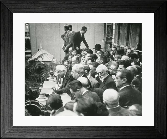 Framed Print : Spain. Second Republic (1st May 1931). President Niceto Alcal Zamora talks to a mass from the Presidency Palace