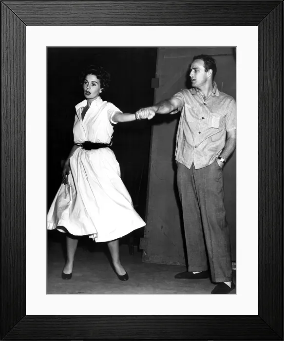 Framed Print : JEAN SIMMONS and MARLON BRANDO run through a rendition of 'If I Were a Bell' during production of GUYS AND DOLLS, 1955