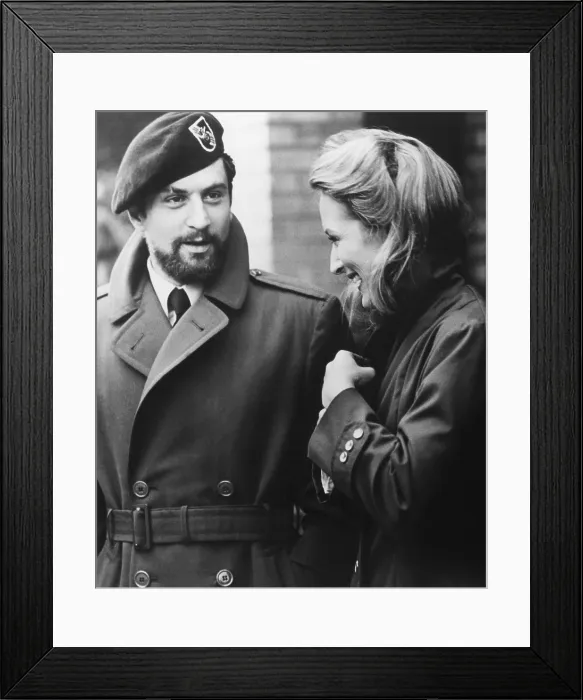 Framed Print : THE DEER HUNTER, from left: Robert De Niro, Meryl Streep, 1978, Universal / courtesy Everett Collection