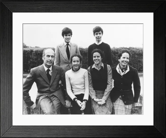 Framed Print : Presidents Valery Giscard d'Estaing with his family. Seated L-R: Giscard, Jacinte, Valrie-Anne, Anne-Aymone Giscard d'Estaing. Standing: Henri, Louis. Ca. 1976 Framed Print : Presidents Valery Giscard d'Estaing with his family. Seated L-R: Giscard, Jacinte, Valrie-Anne, Anne-Aymone Giscard d'Estaing. Standing: Henri, Louis. Ca. 1976